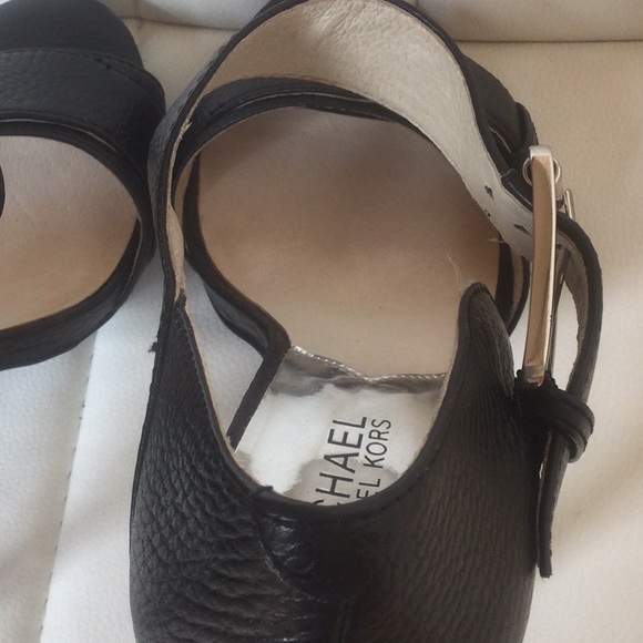 EUC Michael Kors 8M Black Leather Upper Shoes Heels - Picture 11 of 16